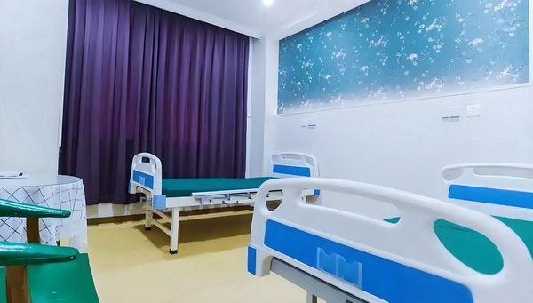 变态男躲女神床下，尺度生猛的日本电影！